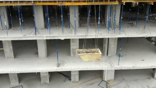 Grúa de construcción eleva la barra de refuerzo en el sitio de construcción. Elevación de carga pesada por grúa — Vídeos de Stock