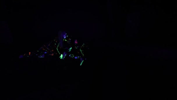 Niños en luz de neón, chica con maquillaje fluorescente, diseño artístico de bailarina disco femenina bailando en luz UV, maquillaje colorido. Movimiento lento — Vídeo de stock
