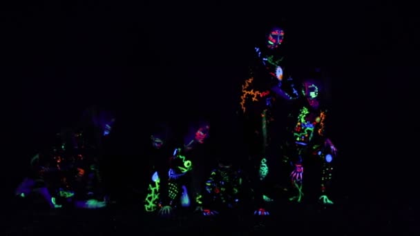 Niños en luz de neón, chica con maquillaje fluorescente, diseño artístico de bailarina disco femenina bailando en luz UV, maquillaje colorido. Movimiento lento — Vídeo de stock