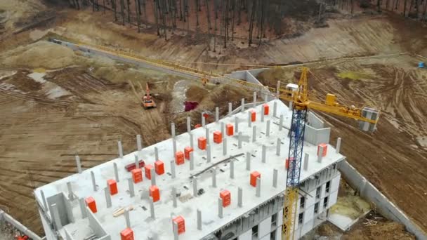 Volando con el edificio inacabado del quadrocopter. Vista desde arriba . — Vídeos de Stock