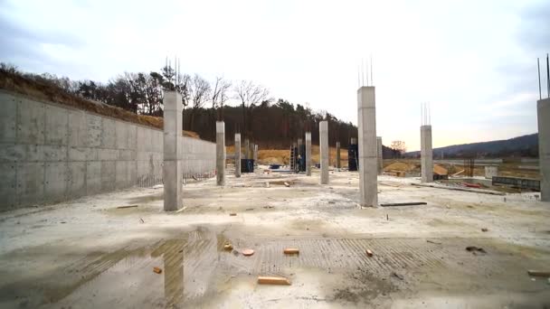 A Fundação da estrutura inacabada. Caminhando no canteiro de obras — Vídeo de Stock