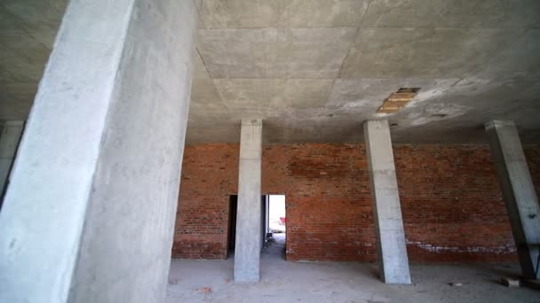 Interiör i den oavslutade byggnaden av rummet. Byggande av gasblock och inre skiljeväggar mellan rummen — Stockvideo