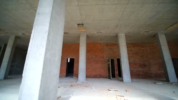 Interior del edificio inacabado de la habitación. Construcción de bloques de gas y tabiques internos entre las habitaciones — Vídeos de Stock