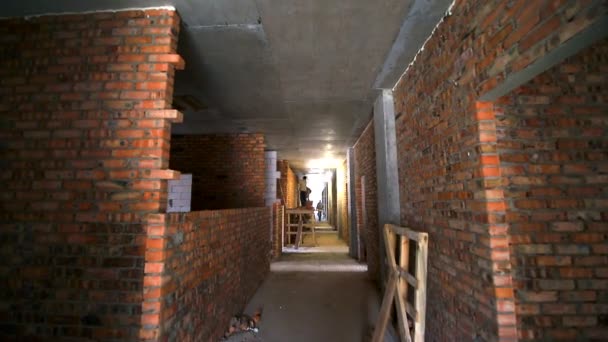 Interno dell'edificio incompiuto della stanza. Costruzione di blocchi di gas e partizioni interne tra i locali — Video Stock