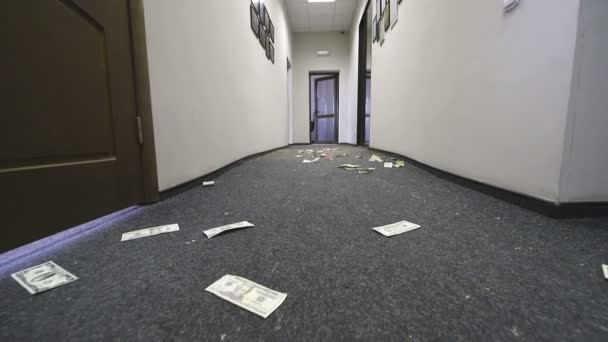 Долларовые купюры разбросаны по полу отеля или офиса. Движение камеры по законопроекту — стоковое видео