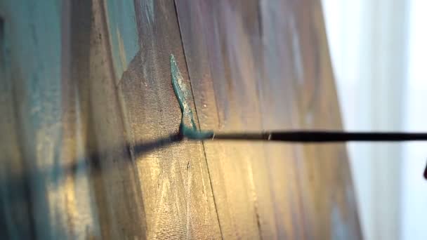 Pinsel Nahaufnahme, die ein Bild zeichnen. Sonnenlicht scheint aus dem Fenster, und der Schatten des Pinsels spiegelt sich im Bild wider — Stockvideo