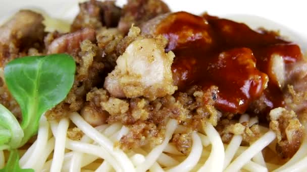 Pasta con carne y salsa, rotar en un plato de primer plano — Vídeos de Stock