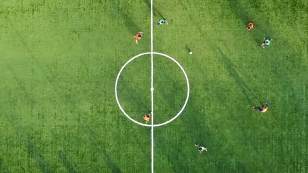 Bir futbol maçının başlangıcı ve gol atmak. Bir futbol topunun havadaki görüntüsü yukarıdakiyle eşleşiyor. — Stok video