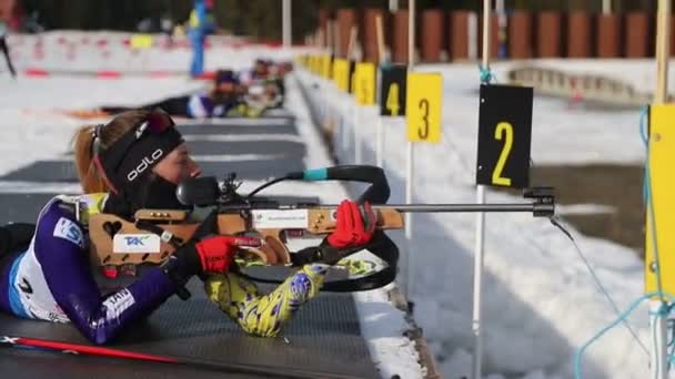 Ucrania. Yavoriv. 12 de marzo de 2019. Concursos de biatlón en las montañas de invierno. Atleta mintiendo apunta y dispara a un objetivo . — Vídeo de stock