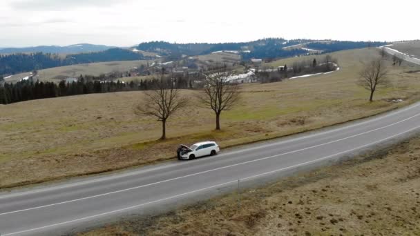 Widok lotniczy Naprawa samochodów na drodze w górach. Kierowca otworzył kaptur samochodu. — Wideo stockowe