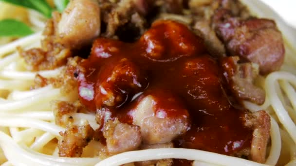 意大利面配肉和酱汁, 在盘子上旋转特写镜头 — 图库视频影像