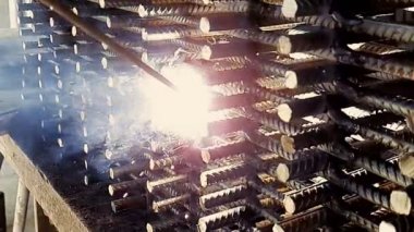Yavaş çekim 1000fps metal yapıların Kaynak. Kıvılcımlar kaynaktan yavaşça uçar.
