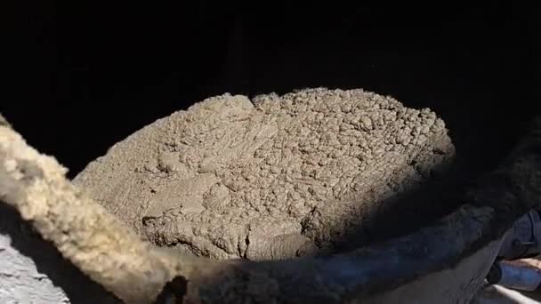 Le gros plan du béton dans une bétonnière est mélangé. 240fps mélange de béton au ralenti — Video