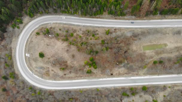 背景与在蛇形公路上行驶的汽车的鸟瞰图 — 图库视频影像