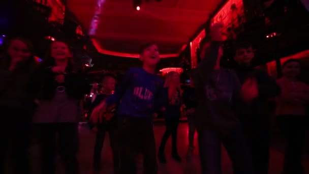 Ucraina. Leone. 29 marzo 2019. Un gruppo di bambini applaude ballando vicino al palco durante il concerto — Video Stock