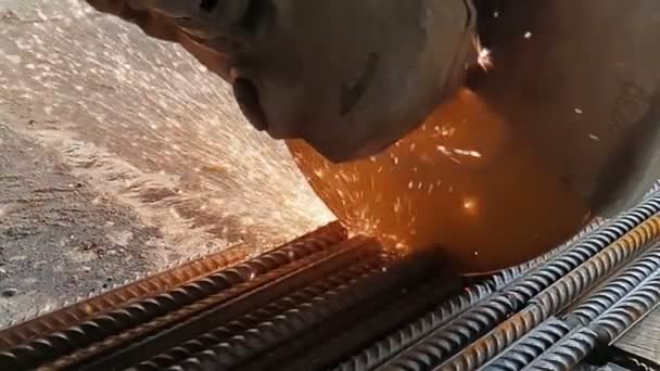 Close-up van de Bulgaarse snijdt metaal in slow motion. Vonken vliegen uit onder het stuur van de molen in slow motion 960fps — Stockvideo