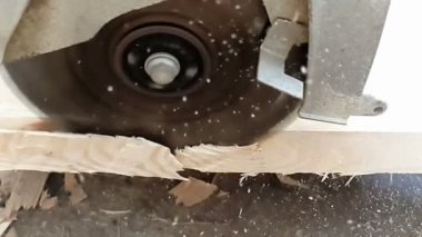 Yavaş çekimde testere testere ahşap yakın çekim 960fps