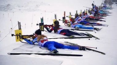Ukrayna. Yavoriv, ne zaman? 12 Mart 2019. Kış dağlarında Biatlon yarışmaları. Atlet yalan nişan alır ve bir hedefe ateş.