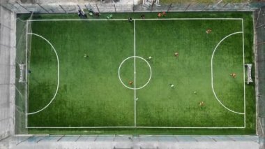 Bir futbol maçının başlangıcı ve gol atmak. Bir futbol topunun havadaki görüntüsü yukarıdakiyle eşleşiyor.