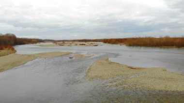 Kayalarla nehir üzerinde alçaktan uçan drone.