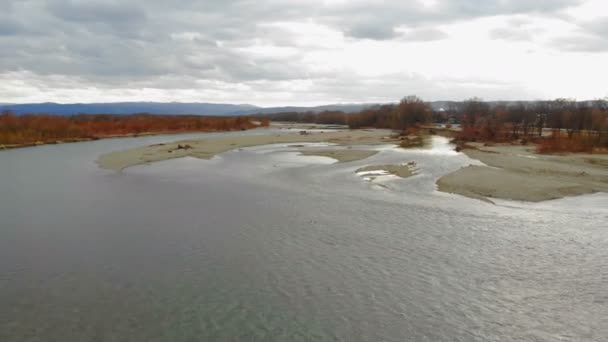 Drone volant à basse altitude au-dessus de la rivière avec des roches . — Video