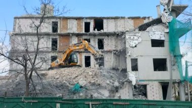 Ukrayna. Lviv. 10 Mart 2019. Evin ağır makinelerle sökülmesi. Bir kazıcı evi parça parça söküyor.