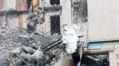 Ukrayna. Lviv. 10 Mart 2019. Evin ağır makinelerle sökülmesi. Bir kazıcı evi parça parça söküyor.