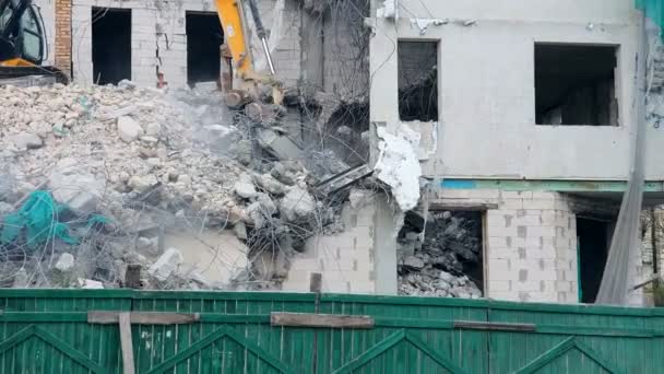 乌克兰。利沃夫. 2019年3月10日.用重型机械拆除房子。反铲正在摧毁房子，一个块一块地拆除它 — 图库视频影像