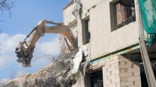 Ukraina. Lviv. 10 Maret 2019. Membongkar rumah dengan mesin-mesin berat. Sebuah backhoe menghancurkan rumah, membongkar itu sepotong demi sepotong — Stok Video
