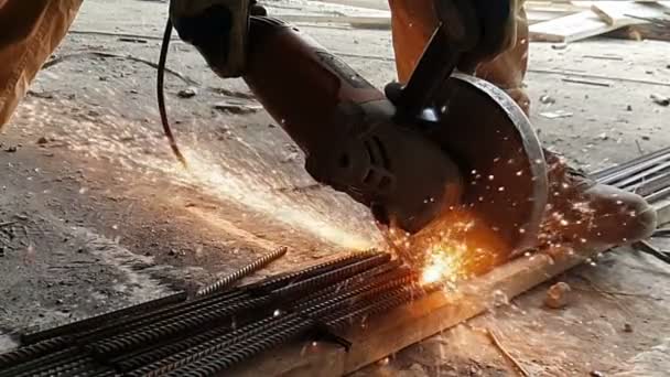 Közeli fel a bolgár darabok Metal lassítva. Sparks repülnek ki a kerék a csiszoló lassítva 960fps — Stock videók