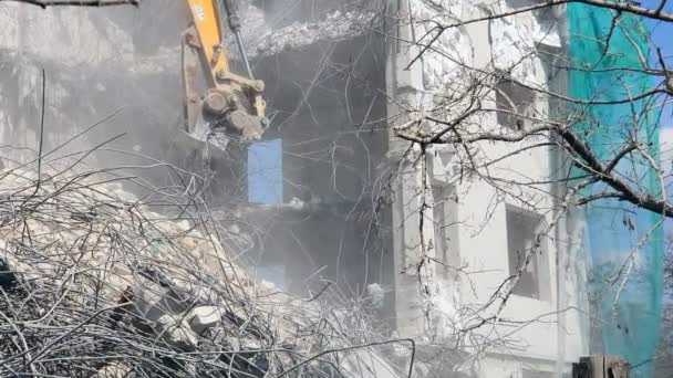 우크라이나. Lviv. 2019년 3월 10일. 중장비로 집을 해체. 백호가 집을 파괴하고 조각으로 해체합니다. — 비디오