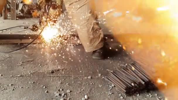 保加利亚的特写镜头以慢动作切割金属。火花从磨床的车轮下飞出，以慢动作 960fps — 图库视频影像