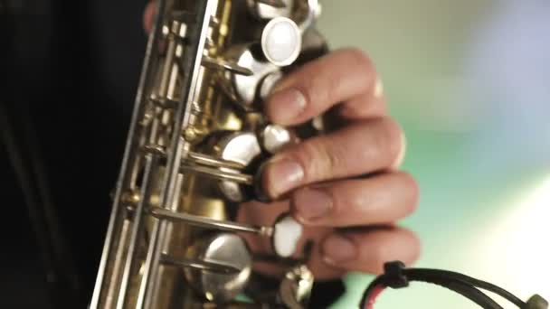 Художник играет на саксофоне. Пальцы нажимают клавиши саксофона — стоковое видео