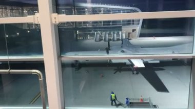 Polonya. Varşova. 20 Nisan 2019. Polonya havayolu Lot uçağında pencereden görüntüleyin. Yürüyen merdivendeki trafik.