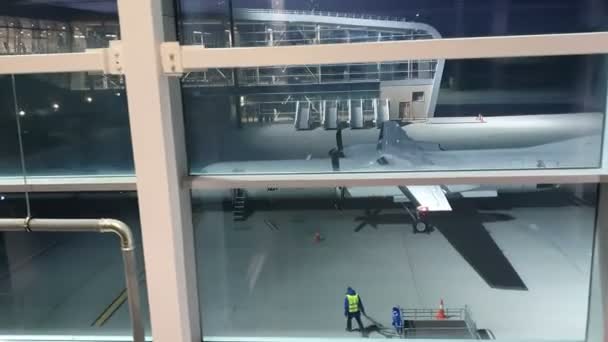 Polonia. Varsovia. 20 de abril de 2019. Vista a través de la ventana en el avión de la aerolínea polaca LOT. El tráfico en la escalera mecánica . — Vídeo de stock