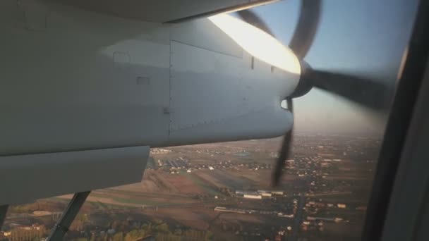 Blick auf die Propeller des Flugzeugs im Flug durch das Beifahrerfenster — Stockvideo