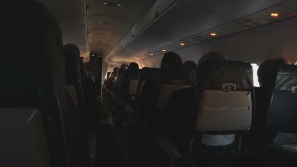 Passagerarflygplan Economy Class. I kabinen sittande passagerare. En liten vibration i flykten — Stockvideo