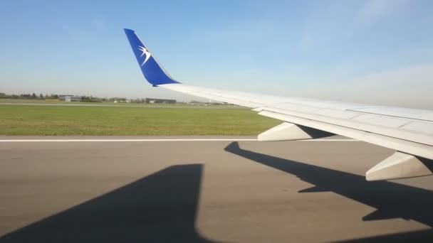 В Польше. Варшава. 20 апреля 2019 года. Самолет, который взлетает. Вид через окно самолета на крыло . — стоковое видео