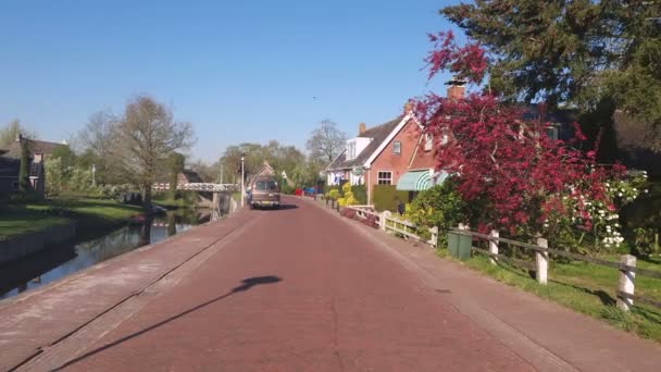 Rua de paralelepípedos vermelhos na aldeia tradicional da Holanda — Vídeo de Stock