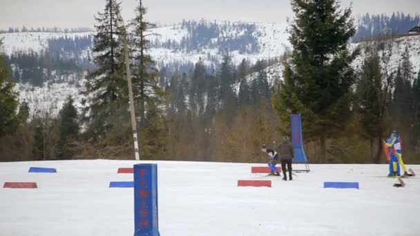 Athletes students will start in turn in the race biathlon. Local competitions. — Stock Video