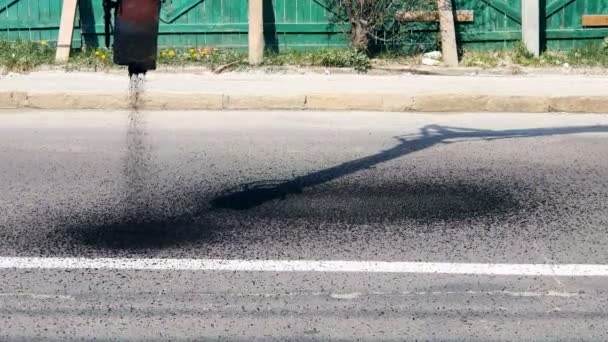 도로에 구덩이의 수리를위한 뜨거운 아스팔트의 자동 공급 — 비디오