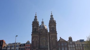 Amsterdam, Hollanda. 25.04.2019. Amsterdam'daki Aziz Nikolaos Bazilikası,zevk teknesinden manzara... Amsterdam Hollanda.