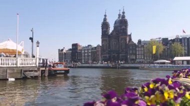 Amsterdam, Hollanda. 25.04.2019. Amsterdam'daki Aziz Nikolaos Bazilikası bir kanalın sularından çekildi. Amsterdam Hollanda. Çekimde itin.