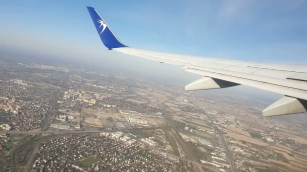 В Польше. Варшава. 20 апреля 2019 года. Вид с самолета на город Варшаву в Польше. Небольшая вибрация в кабине — стоковое видео