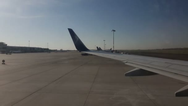 Visa genom fönstret på flygplanet på vingen. Planet som rasar på landningsbanan. — Stockvideo