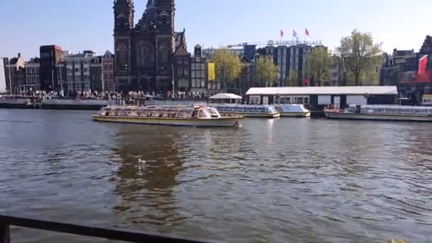 Amsterdam, Nizozemsko. 25.04.2019 Bazilika svatého Mikuláše v Amsterdamu se natáčel z vody kanálu. Amsterdam Nizozemsko. Zatlačit do záběru. — Stock video