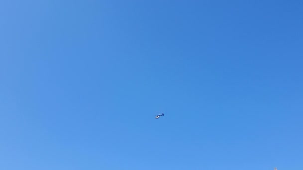 Helikopter repülés a kék felhőtlen ég — Stock videók
