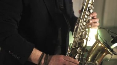 Altın saksafonda saksafoncu oyun. Caz müziği.