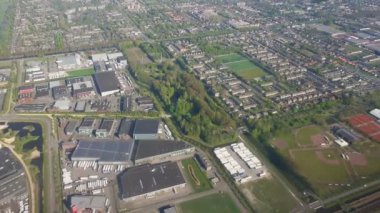 Amsterdam uçak penceresinden. Kokpitte titreşim ve sallayan kamera.