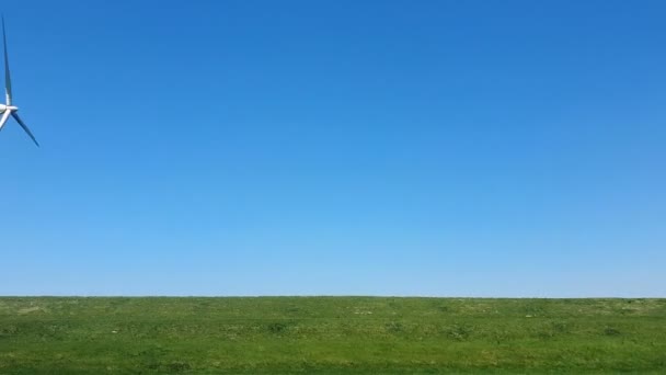Acción de Gracias contra el cielo azul. Parque de molinos de viento en el lago IJsselmeer en Flevoland Países Bajos. Vista desde la ventana del coche a velocidad . — Vídeos de Stock